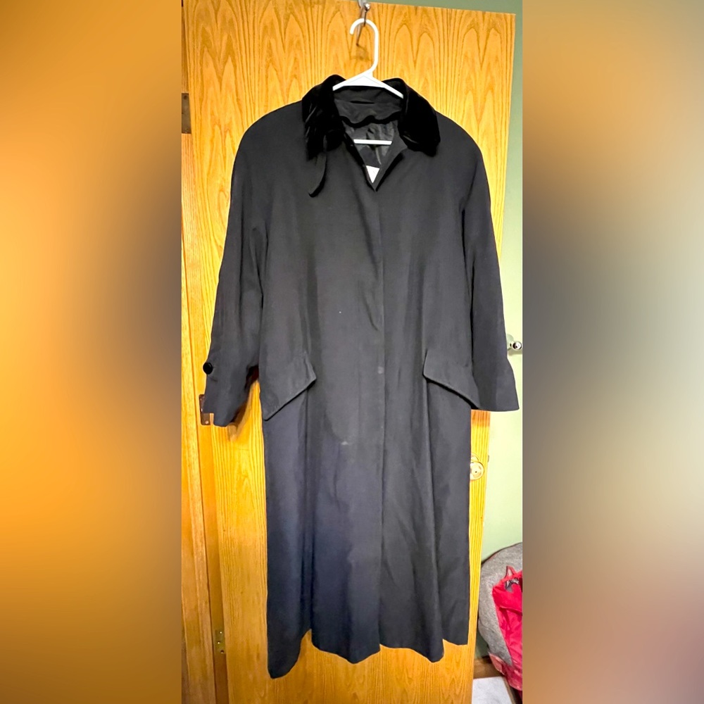 Long women’s overcoat with velvet collar and button details. Removal lining.